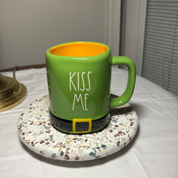 Rae Dunn Kiss Me coffee/tea mug - Picture 1 of 3
